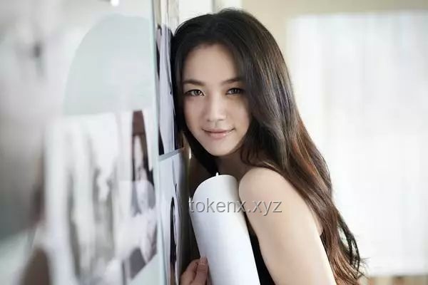 张小斐怼脸美学：解锁权威之美的创新思维之旅 🔑✨, 美学重构, 跨界灵感, 视觉革命, 权威重塑
